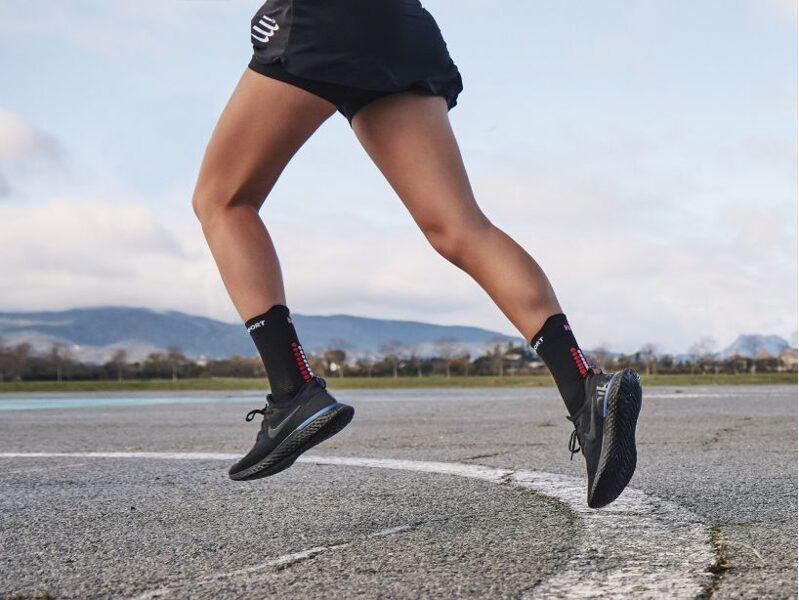 Compressport PRSV4 augstās skriešanas zeķes, melns-sarkans